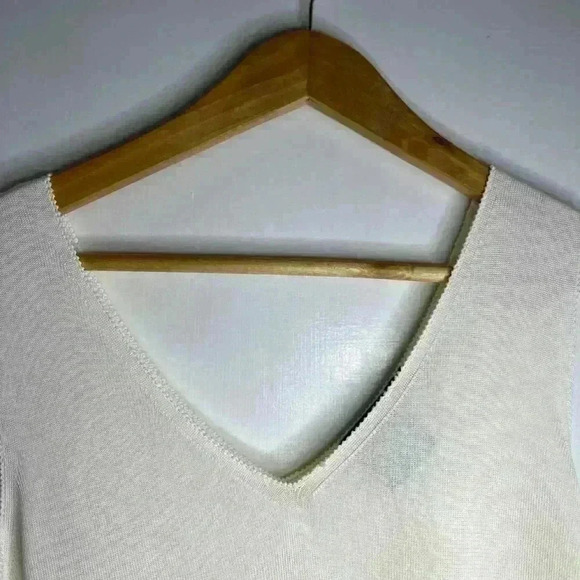 Country Road Ivory V  Neck Tank Size Medium - Picture 3 of 6